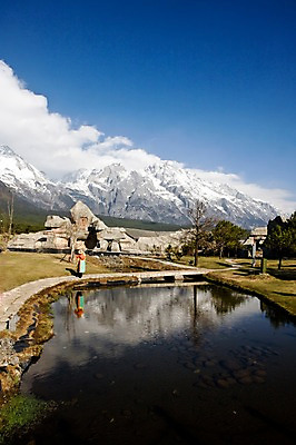 포토 JPG 주간 전신 나무 구름 해외풍경 해외 아시아 하늘 산 한명 서기 사람 풍경 야외 건물 물 중국인 반사 맑음 중국 돌_바위 바위 눈 연못 광석 만년설 운남성 스톤 리장 옥룡설산 위롱쉐산 국내포토 자연요소 외국인 식물 1 건축물 나라 모션 날씨 동양인 성 파일형식 설산