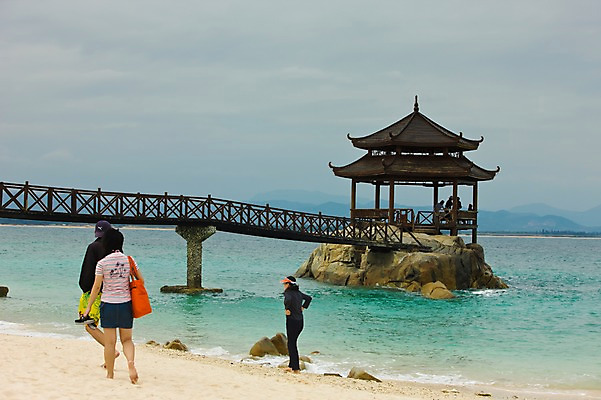 포토 JPG 주간 해외풍경 해외 건축물 아시아 바다 사람 풍경 여러명 성인 해변 야외 관광지 모래사장 여행객 중국 휴양지 정자 흐림 오지주도 해남도 가교 성인만 국내포토 자연요소 건축 나라 여행 다수 날씨 장소 파일형식
