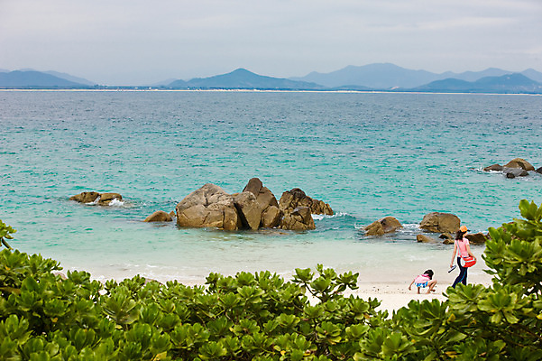 포토 JPG 주간 전신 식물 모자 해외풍경 해외 여자 아시아 어린이 바다 섬 백그라운드 신발 가방 자연 산 서기 들기 사람 앉기 풍경 소녀 성인 해변 야외 두명 뒷모습 모래사장 중국 돌_바위 바위 풀 휴양지 해남도 여자만 국내포토 자연요소 잡화 나라 뷰포인트 모션 장소 생태계 파일형식