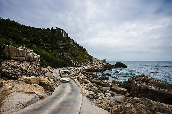 포토 JPG 주간 외국인 해외풍경 해외 아시아 도로 바다 섬 자동차 자연 하늘 풍경 해변 사람없음 야외 관광지 중국인 중국 돌_바위 바위 휴양지 오지주도 해남도 성인만 국내포토 자연요소 나라 길 육상교통 여행 교통시설 동양인 인종 장소 생태계 파일형식