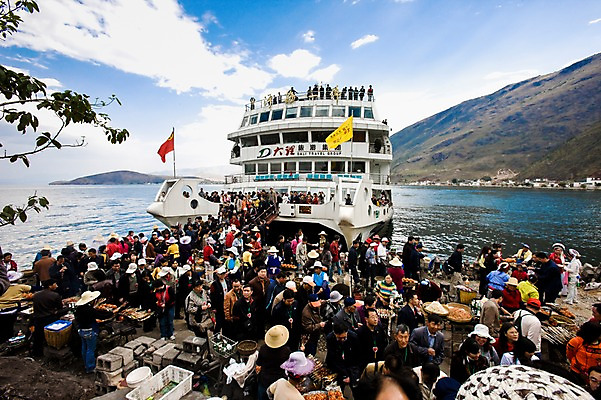 포토 JPG 주간 해외풍경 해외 아시아 호수 수상교통 사람 풍경 여러명 성인 야외 여행객 중국 시장 유람선 상인 노점 따리 얼하이레이크 얼하이호 선박 성인만 국내포토 자연요소 나라 교통수단 다수 배_교통 상점 파일형식