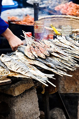 포토 JPG 주간 해외풍경 해외 손 아시아 음식 식재료 사람 야외 신체부위 판매 중국 전시 시장 상인 구이 생선구이 노점 따리 얼하이레이크 얼하이호 국내포토 자연요소 나라 풍경 상점 생선요리 파일형식