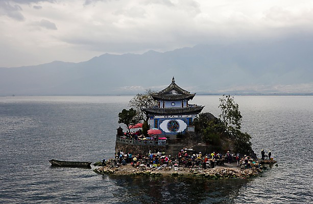 포토 JPG 주간 외국인 해외풍경 해외 건축물 아시아 호수 섬 산 사람 풍경 여러명 야외 물 강 중국인 중국 상인 별장 노점 운남성 흐림 따리 얼하이레이크 얼하이호 국내포토 자연요소 건축 나라 다수 날씨 주택 동양인 인종 상점 성 파일형식