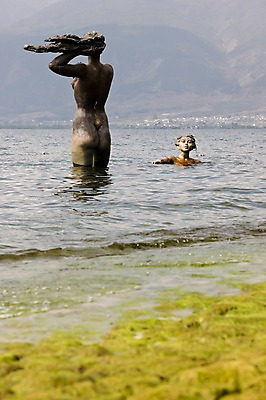 포토 JPG 주간 해외풍경 해외 여자 아시아 호수 섬 산 풍경 사람없음 야외 물 관광지 강 조각상 중국 청동 운남성 따리 얼하이레이크 얼하이호 여자만 국내포토 자연요소 나라 여행 사람 조형물 성 파일형식