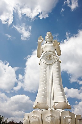 포토 JPG 주간 구름 해외풍경 해외 아시아 종교 로우앵글 불교 하늘 풍경 사람없음 야외 동상 맑음 중국 불상 대리석 관음상 따리 얼하이레이크 얼하이호 국내포토 자연요소 나라 뷰포인트 재료 날씨 조형물 조각상 기념물 관세음보살 파일형식