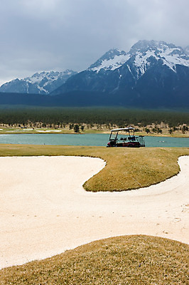 포토 JPG 주간 나무 식물 해외풍경 해외 아시아 모래 스포츠 스포츠시설 골프장 레저 산 풍경 잔디 사람없음 야외 물 레포츠 강 중국 경기장 벙커 풀 골퍼 만년설 운남성 리장 위롱쉐산 캐디 국내포토 자연요소 직업 나라 골프 운동선수 성 시설 파일형식