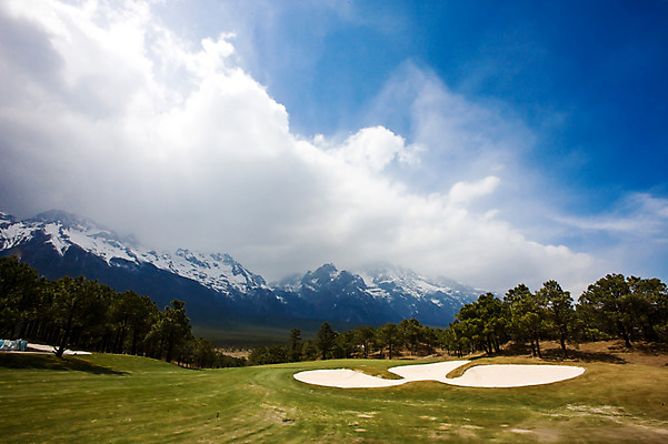 포토 JPG 주간 나무 식물 구름 해외풍경 해외 아시아 모래 스포츠 스포츠시설 골프장 하늘 산 풍경 잔디 사람없음 야외 중국 경기장 벙커 풀 만년설 운남성 리장 위롱쉐산 국내포토 자연요소 나라 골프 성 시설 파일형식