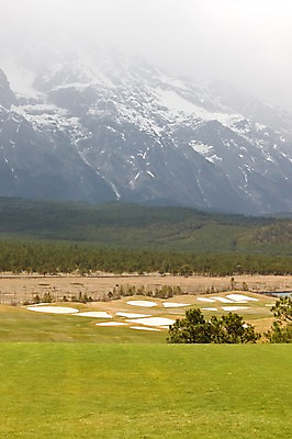 포토 JPG 주간 나무 식물 해외풍경 해외 아시아 모래 골프장 산 풍경 잔디 사람없음 야외 중국 경기장 벙커 풀 만년설 운남성 리장 위롱쉐산 국내포토 자연요소 나라 골프 스포츠시설 성 파일형식