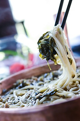 포토 JPG 그릇 식기 접시 음식 백그라운드 채소 젓가락 요리 근접촬영 사람없음 아웃포커스 면류 면 나물 면발 국내포토 뷰포인트 촬영기법 수저 파일형식