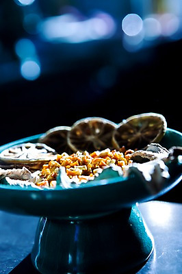 포토 JPG 해외 그릇 접시 아시아 음식 탁자 실내 사람없음 아웃포커스 식당 중국 견과류 준비 담기 리장 국내포토 식기 나라 가구 모션 촬영기법 내부 상점 파일형식