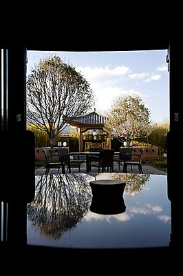 포토 JPG 주간 나무 해외풍경 해외 건축물 아시아 의자 탁자 하늘 리조트 풍경 사람없음 야외 물 인테리어 반사 문 중국 연못 오픈 정자 역광 운남성 리장 반얀트리 국내포토 자연요소 식물 디자인 건축 나라 가구 성 파일형식