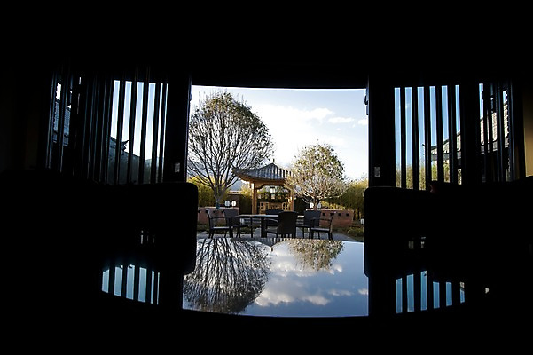 포토 JPG 주간 나무 해외풍경 해외 건축물 아시아 의자 탁자 하늘 리조트 풍경 사람없음 야외 물 인테리어 반사 문 중국 연못 오픈 정자 역광 운남성 리장 반얀트리 국내포토 자연요소 식물 디자인 건축 나라 가구 성 파일형식