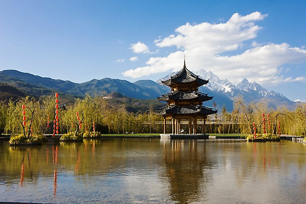 포토 JPG 주간 나무 식물 구름 해외풍경 해외 아시아 자연 하늘 산 풍경 사람없음 야외 물 반사 맑음 중국 연못 만년설 운남성 리장 위롱쉐산 눈덮임 국내포토 자연요소 나라 컨셉 날씨 성 생태계 파일형식