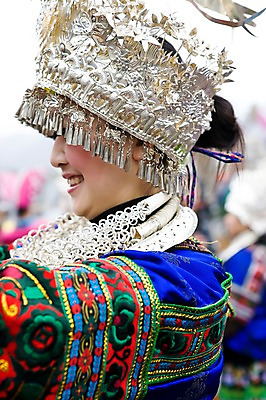 포토 JPG 주간 전통 해외풍경 해외 여자 아시아 문화 문화예술 한명 미소 웃음 상반신 성인 야외 아웃포커스 중국 댄서 춤 전통의상 구이저우성 귀주성 여자만 여자한명만 성인여자만 성인만 국내포토 자연요소 직업 1 나라 촬영기법 표정 사람 풍경 파일형식