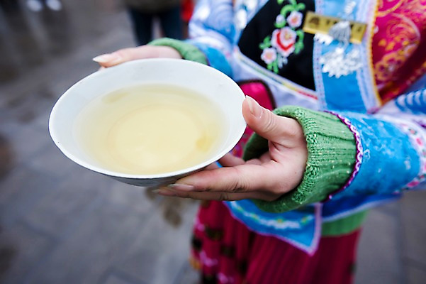 포토 JPG 주간 해외 아시아 전통문화 문화 사람 야외 아웃포커스 마을 중국 춤 전통의상 전통주 구이저우성 귀주성 국내포토 자연요소 전통 나라 문화예술 주류 촬영기법 파일형식