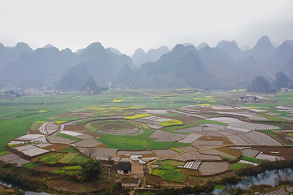 포토 JPG 주간 해외풍경 해외 아시아 밭 자연 산 논 풍경 초원 사람없음 야외 하이앵글 중국 농촌 시골 흐림 구이저우성 귀주성 팔괘전 국내포토 자연요소 나라 뷰포인트 농업 날씨 생태계 항주 파일형식