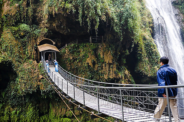 포토 JPG 주간 외국인 식물 해외풍경 해외 아시아 자연 물줄기 사람 풍경 여러명 야외 관광지 골짜기 계곡 중국 절벽 폭포 돌_바위 바위 풀 구름다리 구이저우성 귀주성 마링하협곡 가교 국내포토 자연요소 건축물 나라 여행 다수 인종 물 다리_건축물 생태계 파일형식