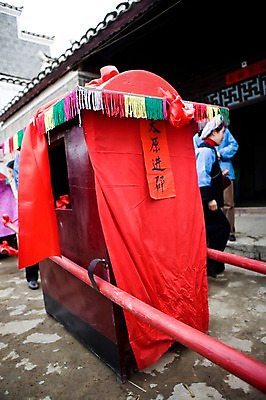 포토 JPG 주간 외국인 해외풍경 해외 아시아 가마_이동수단 고건축 거리 거리풍경 사람 풍경 야외 상점 식당 중국 골목길 구이저우성 귀주성 국내포토 자연요소 건축물 나라 길 교통수단 인종 파일형식