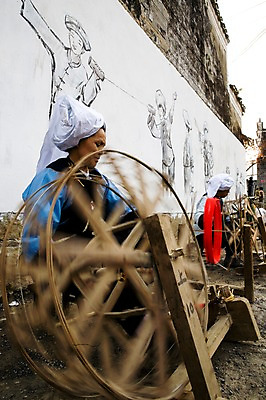 포토 JPG 주간 외국인 해외풍경 해외 여자 아시아 문화 거리 거리풍경 풍경 야외 두명 건물 중국 벽화 구이저우성 귀주성 물레 전통방식 여자만 국내포토 자연요소 전통 건축물 나라 사람 인종 그림 파일형식