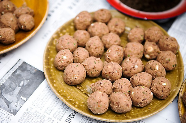 포토 JPG 해외 그릇 접시 아시아 음식 식재료 재료 탁자 실내 육류 사람없음 아웃포커스 중국 원형 신문 미트볼 준비 구이저우성 귀주성 국내포토 도형 식기 나라 가구 촬영기법 내부 간행물 뉴스 파일형식