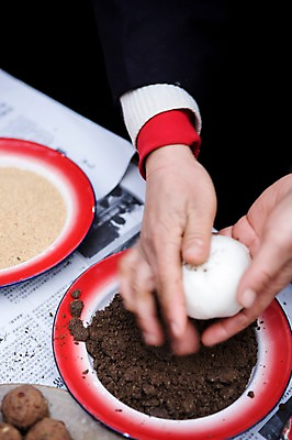 포토 JPG 해외 접시 손 아시아 음식 빵 실내 신체부위 중식 중국 만들기 팥 구이저우성 귀주성 팥빵 국내포토 식기 나라 모션 사람 내부 파일형식