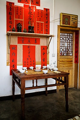 포토 JPG 전통 해외 아시아 전통문화 음식 촛불 탁자 밥 주택 실내 육류 사람없음 중국 제사 제사상 구이저우성 귀주성 부적 전통방식 국내포토 나라 문화 가구 식재료 초 내부 건물 전통의례 파일형식