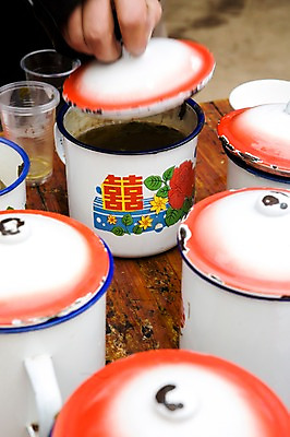 포토 JPG 주간 전통 해외 손 아시아 생활용품 주전자 야외 신체부위 중국 빈티지 차 다기 구이저우성 귀주성 전통방식 국내포토 자연요소 나라 음료 컨셉 주방용품 사람 다도 오브젝트 파일형식