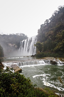 포토 JPG 주간 나무 식물 해외풍경 해외 아시아 자연 물줄기 풍경 사람없음 야외 계곡 중국 폭포 흐름 구이저우성 귀주성 황궈수폭포 국내포토 자연요소 나라 컨셉 물 생태계 파일형식