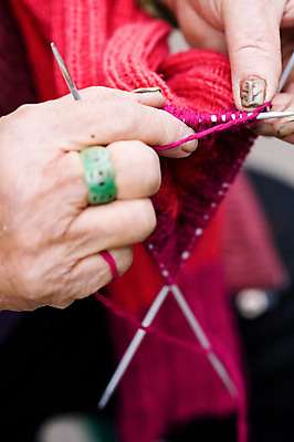 포토 JPG 주간 해외풍경 해외 손 아시아 손짓 야외 아웃포커스 신체부위 중국 반지 바늘 뜨개질 털실 구이저우성 귀주성 국내포토 자연요소 나라 장신구 모션 촬영기법 사람 풍경 취미 도구 실 파일형식