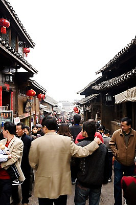 포토 JPG 주간 해외풍경 해외 아시아 고건축 거리 거리풍경 사람 풍경 여러명 야외 관광지 여행객 상점 식당 중국 골목길 구이저우성 귀주성 국내포토 자연요소 건축물 나라 길 여행 다수 파일형식