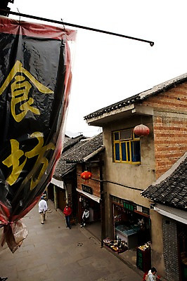 포토 JPG 주간 해외풍경 해외 아시아 고건축 거리 거리풍경 사람 풍경 여러명 야외 관광지 여행객 상점 식당 중국 골목길 구이저우성 귀주성 국내포토 자연요소 건축물 나라 길 여행 다수 파일형식