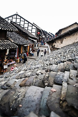 포토 JPG 주간 해외풍경 해외 아시아 고건축 지붕 기와 사람 풍경 여러명 야외 관광지 여행객 상점 식당 중국 골목길 구이저우성 귀주성 국내포토 자연요소 건축물 나라 길 여행 다수 파일형식