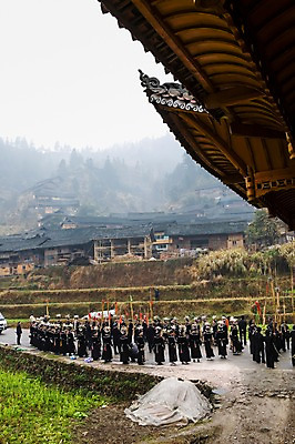 포토 JPG 주간 외국인 해외풍경 해외 아시아 고건축 주택 사람 풍경 여러명 야외 건물 관광지 중국인 마을 중국 춤 전통의상 구이저우성 귀주성 국내포토 자연요소 전통 건축물 나라 여행 다수 문화예술 동양인 인종 파일형식