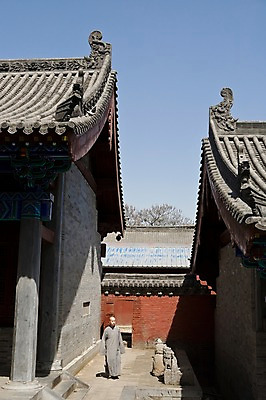 포토 JPG 주간 해외풍경 해외 건축물 남자 아시아 종교 불교 종교시설 한명 사람 풍경 성인 야외 건물 아웃포커스 중국 사찰 승려 승복 소림사 허난성 남자만 남자한명만 성인남자만 성인만 국내포토 자연요소 1 건축 나라 종교건축 촬영기법 성 성직자 시설 파일형식