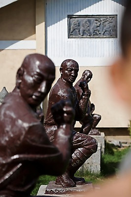 포토 JPG 주간 해외풍경 해외 건축물 아시아 종교 불교 종교시설 풍경 사람없음 야외 건물 아웃포커스 동상 중국 사찰 소림사 허난성 국내포토 자연요소 건축 나라 종교건축 촬영기법 조형물 성 시설 기념물 파일형식