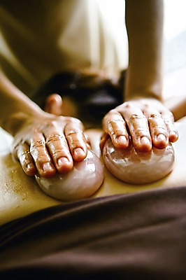 포토 JPG 해외 손 아시아 엎드리기 태국 실내 신체부위 치료 뷰티 돌_바위 마사지 광석 마사지사 테라피 스톤 스톤테라피 옥돌 국내포토 직업 나라 의학 모션 사람 내부 파일형식