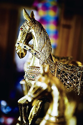 포토 JPG 해외 아시아 태국 실내 사람없음 아웃포커스 장식 상점 금속 전시 금색 말_동물 상품 공예품 국내포토 나라 컬러 포유류 재질 촬영기법 내부 공예 파일형식