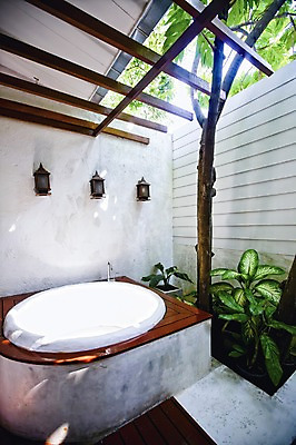 포토 JPG 주간 나무 식물 해외 아시아 태국 조명 욕조 실내 사람없음 내부 인테리어 스파 목욕 화단 노천 국내포토 자연요소 디자인 나라 청결 파일형식