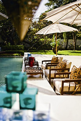 포토 JPG 주간 나무 식물 해외풍경 해외 아시아 여행 태국 리조트 수영장 풍경 잔디 사람없음 야외 아웃포커스 소파 풀장 정원 파라솔 조경 숙박 국내포토 자연요소 나라 의자 숙소 촬영기법 파일형식