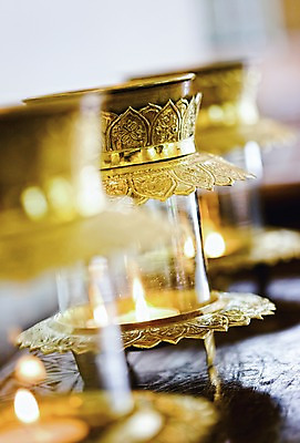 포토 JPG 아시아 초 촛불 태국 불 실내 사람없음 컵 반짝임 인테리어 금색 실버 은색 철 공예품 스테인레스 국내포토 자연요소 식기 디자인 노년 나라 컬러 모션 내부 공예 파일형식