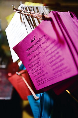 포토 JPG 문자 해외 아시아 종이 백그라운드 텍스트 태국 실내 사람없음 아웃포커스 단어 전시 메모지 메뉴판 걸림 태국어 국내포토 나라 모션 촬영기법 내부 사무용품 파일형식