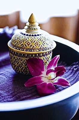 포토 JPG 해외 꽃 아시아 거실 태국 탁자 잔 실내 사람없음 아웃포커스 장식 컵 닫힘 뚜껑 닫기 찻잔 국내포토 식물 식기 나라 가구 모션 촬영기법 내부 파일형식