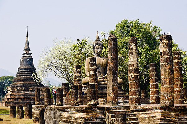 포토 JPG 주간 외국인 나무 해외풍경 해외 건축물 건축 아시아 문화 불교 유적 유적지 태국 한명 사람 풍경 야외 관광지 여행객 기둥 빈티지 사찰 사원 역사 불상 국내포토 자연요소 식물 1 전통 나라 종교 여행 컨셉 고건축 비즈니스 종교건축 인종 파일형식