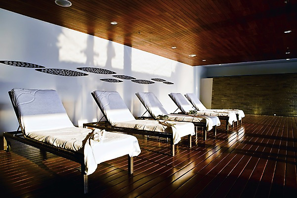 포토 JPG 주간 해외 아시아 태국 리조트 휴식 실내 그림자 사람없음 내부 목재 인테리어 수건 스파 침대 스파용품 간이침대 접이식 국내포토 자연요소 나무 디자인 나라 가구 컨셉 재료 위생용품 오브젝트 파일형식