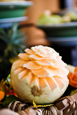 포토 JPG 모양 식물 해외 열매 꽃 아시아 음식 조각 과일 태국 실내 사람없음 아웃포커스 장식 열대과일 과일조각 치앙라이 조각_조소 국내포토 나라 촬영기법 내부 조소 파일형식