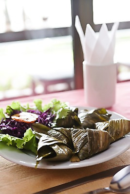 포토 JPG 그릇 식기 접시 음식 백그라운드 잎 채소 탁자 통 요리 근접촬영 사람없음 아웃포커스 숟가락 화장지 상추 쌈 대나무연잎찰밥 대나무잎 태국음식 국내포토 식물 뷰포인트 가구 밥 촬영기법 수저 동양음식 파일형식