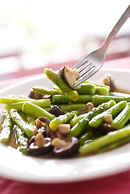 포토 JPG 그릇 식기 접시 음식 백그라운드 포크 채소 요리 근접촬영 사람없음 아웃포커스 버섯 볶음 야채볶음 국내포토 뷰포인트 촬영기법 파일형식