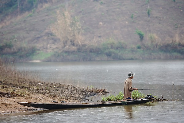 포토 JPG 주간 해외풍경 해외 남자 아시아 태국 낚시 산 한명 풍경 성인 야외 아웃포커스 강 수면 낚싯대 낚시꾼 치앙라이 선박 남자만 남자한명만 성인남자만 성인만 국내포토 자연요소 1 나라 수상교통 레저 촬영기법 사람 물 낚시용품 파일형식