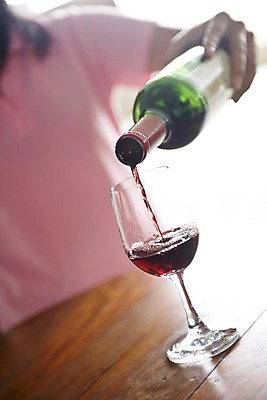 포토 JPG 해외 손 아시아 음식 와인잔 태국 탁자 잔 주류 실내 사람 아웃포커스 신체부위 와인 붓기 치앙라이 국내포토 식기 나라 음료 가구 술잔 모션 촬영기법 내부 파일형식