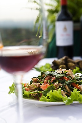 포토 JPG 주간 해외풍경 해외 아시아 음식 와인잔 태국 탁자 요리 풍경 사람없음 야외 아웃포커스 식당 와인 샐러드 준비 치앙라이 국내포토 자연요소 나라 가구 술잔 주류 촬영기법 상점 파일형식